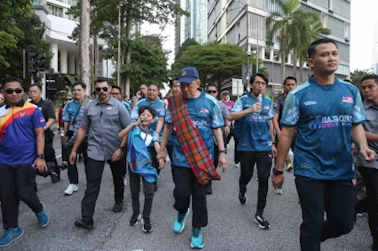 At Sarong Music Run, PM Anwar says no wealth like good health and friends