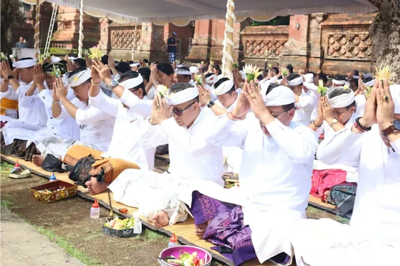 Wali Kota Denpasar Gelar Bhakti Hari Saraswati