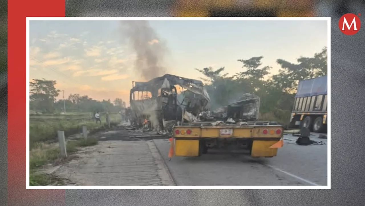 Autobús de pasajeros se calcina tras chocar contra un tráiler en Escárcega: 'ayuda, por favor'