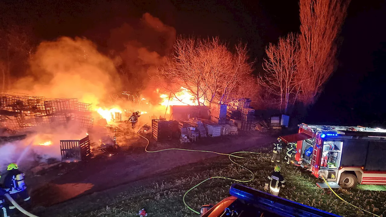 Riesiger Brand auf einem Lagerplatz forderte 100 Einsatzkräfte