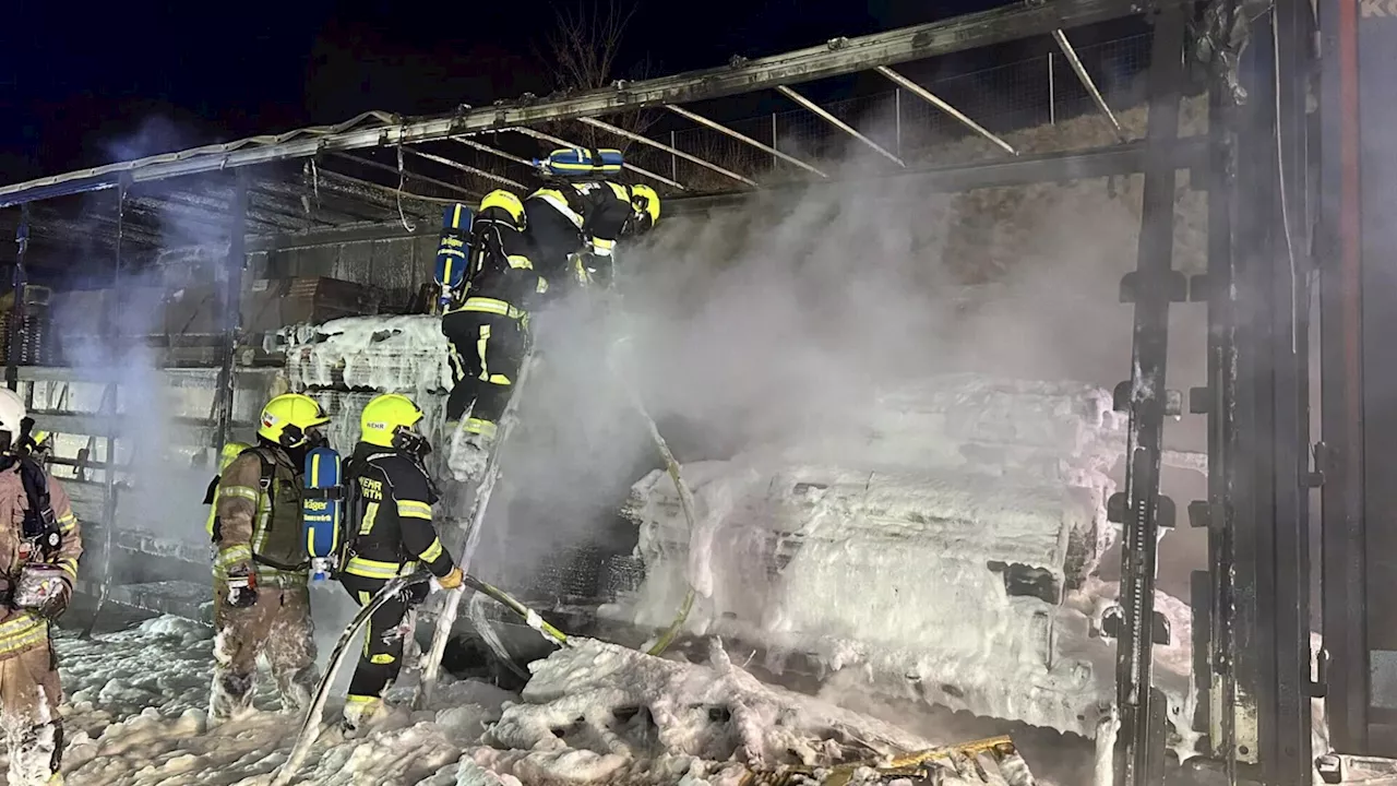 Sattelzuganhänger brannte auf A4 in Fischamend