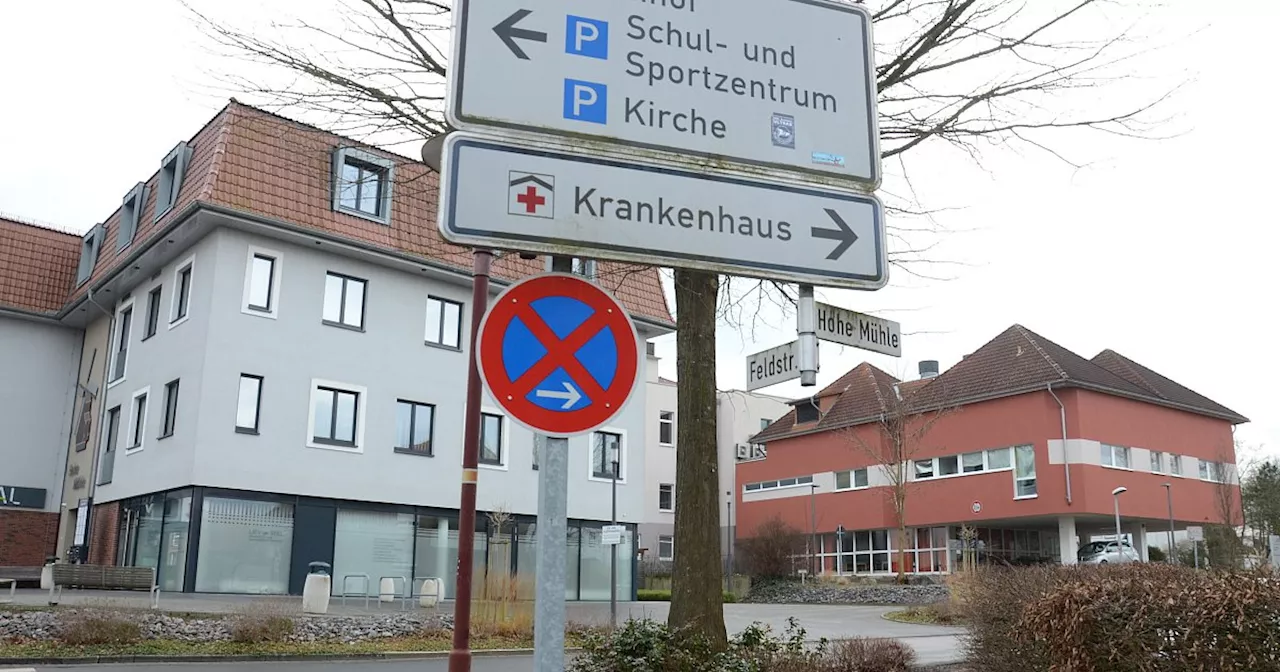 Kritik an Hinweisschildernzu einem „Geisterkrankenhaus“