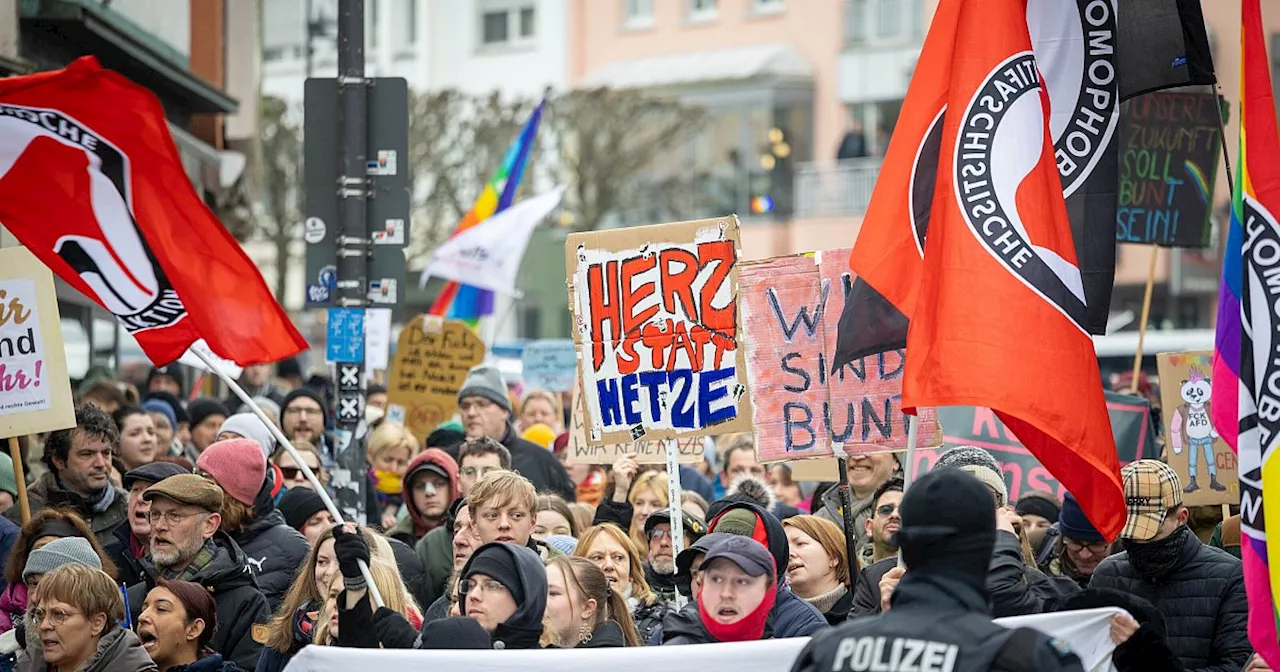 Liveticker mit vielen Fotos: 500 Demonstranten gegen AfD-Wahlkampfauftritt in Paderborn