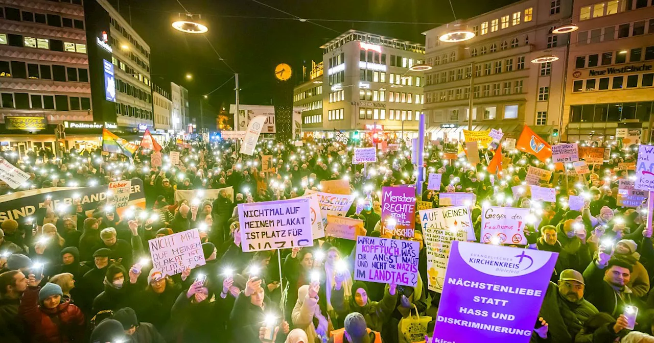 Tausende demonstrieren gegen Rechtsextremismus in Bielefeld