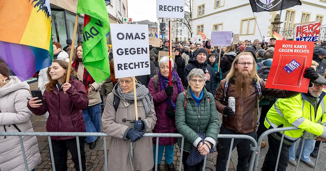 Viele Fotos: Hunderte protestieren in Paderborn lautstark gegen AfD-Wahlkampfauftritt