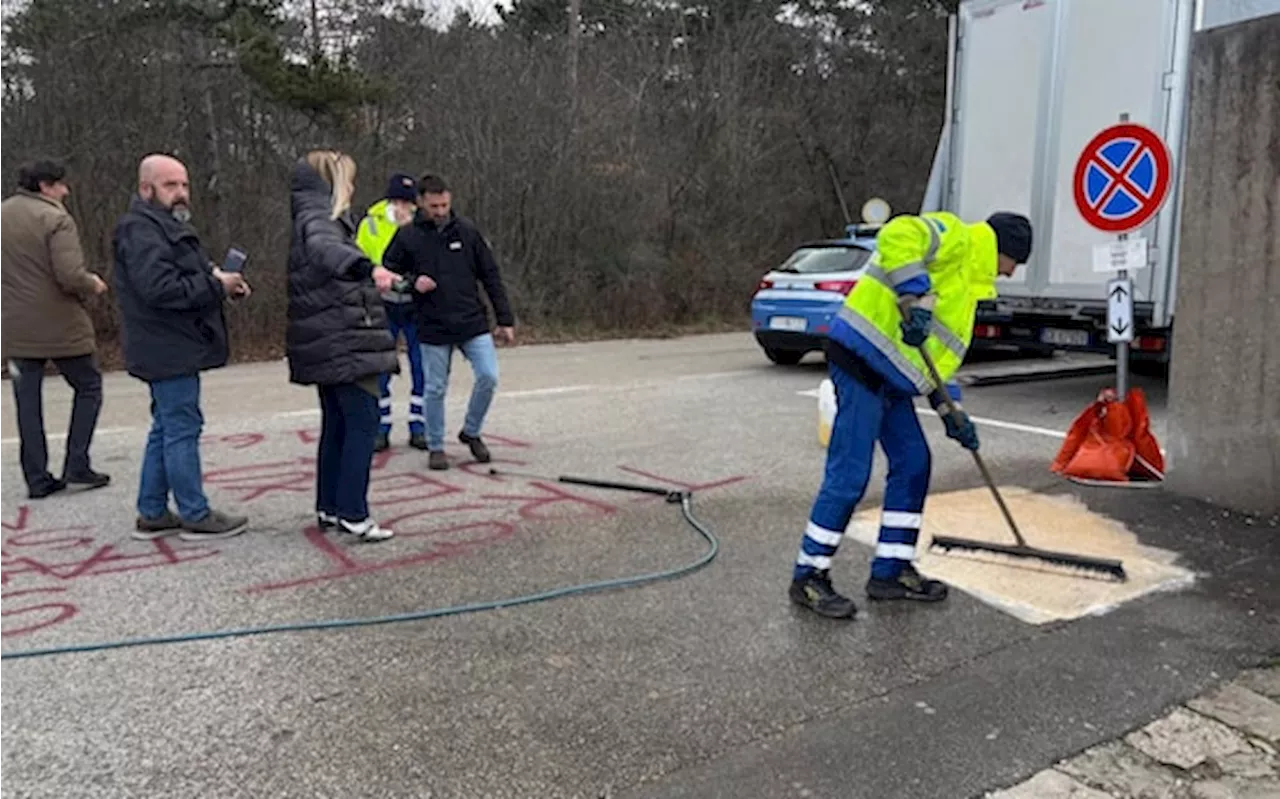 Vandalismo a Basovizza: scritte offensive sul monumento simbolo delle foibe