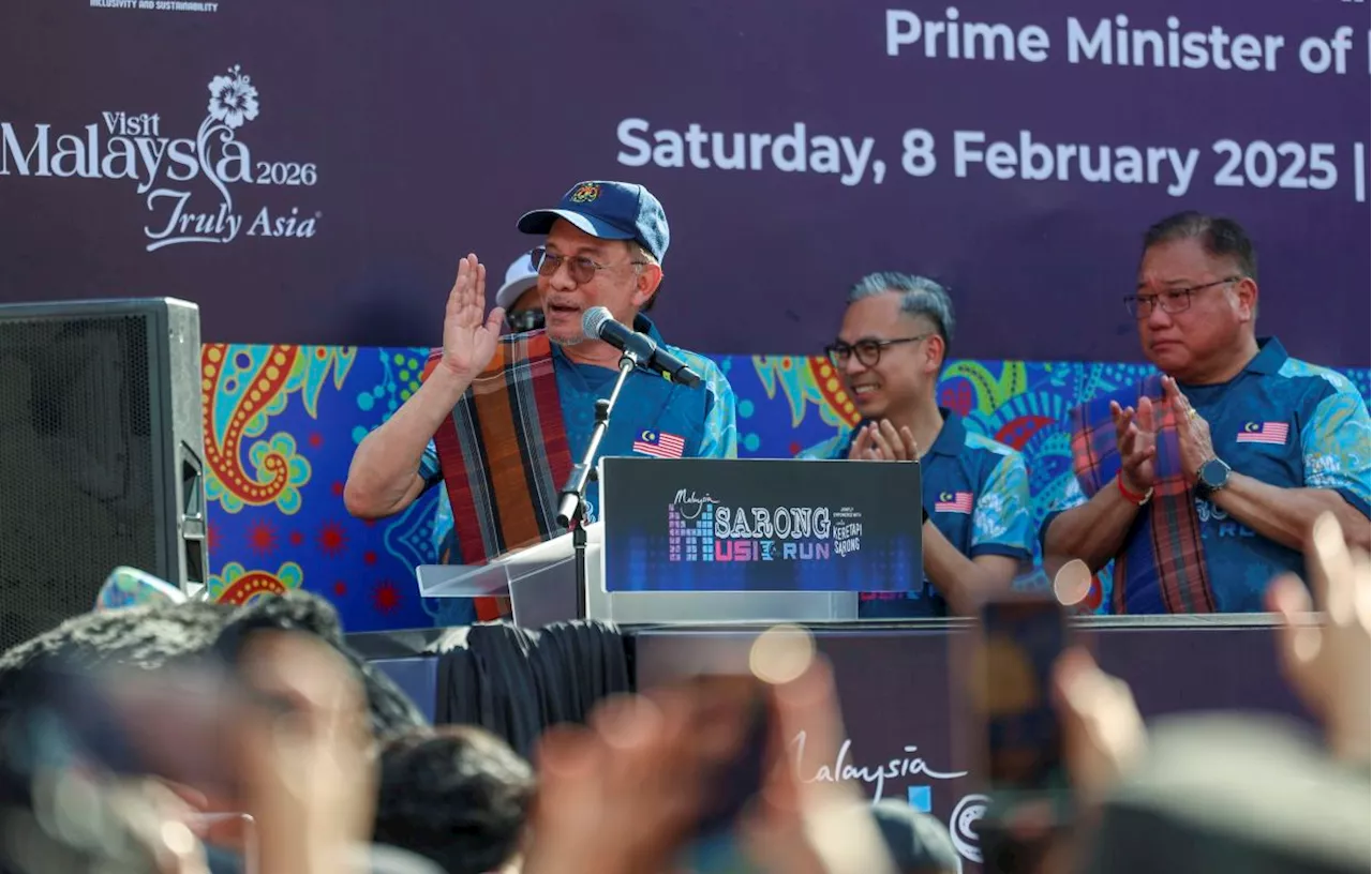 Anwar Ibrahim Highlights Healthcare and National Peace at Malaysia Sarong Music Run 2025