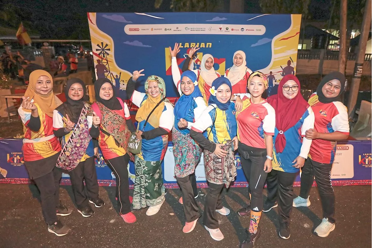 Thousands Run in 'Kain Pelikat' at Larian Kita in Selangor