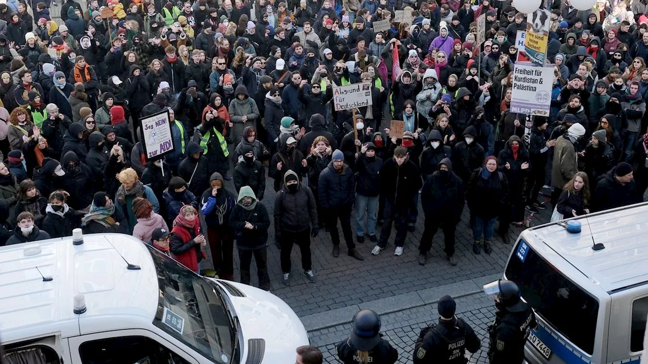 Leipzig: Hunderte protestieren gegen AfD-Wahlkampf mit Tino Chrupalla