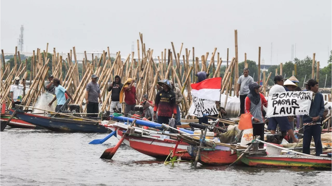 Aksi Nelayan Tarumajaya Menentang Pagar Laut Bekasi di Atas Air