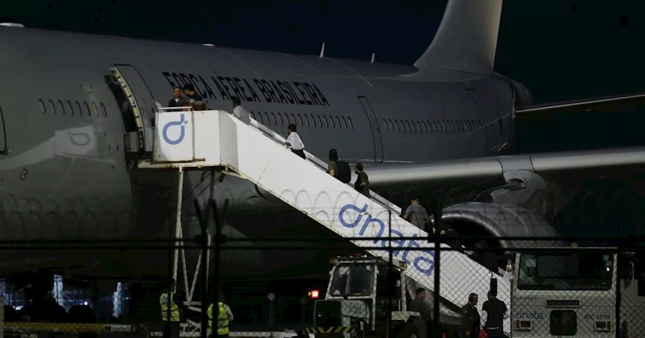 Brasileiros Deportados dos EUA Chegam a Fortaleza com Fome e Algemas