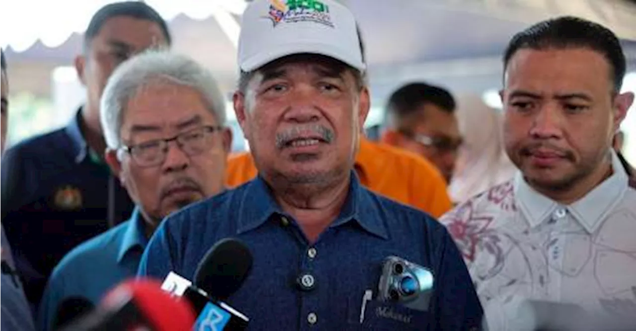 Mohamad Sabu inspects coral reef conservation