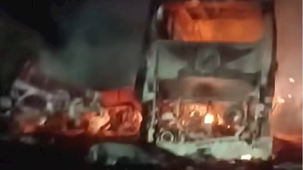 Autobus si scontra con un rimorchio e prende fuoco: è strage