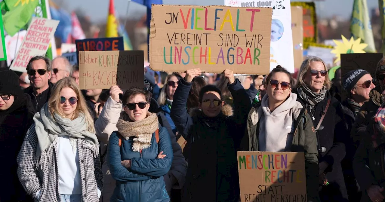 Mehrere hunderttausend Menschen demonstrieren gegen Rechts und für Demokratie