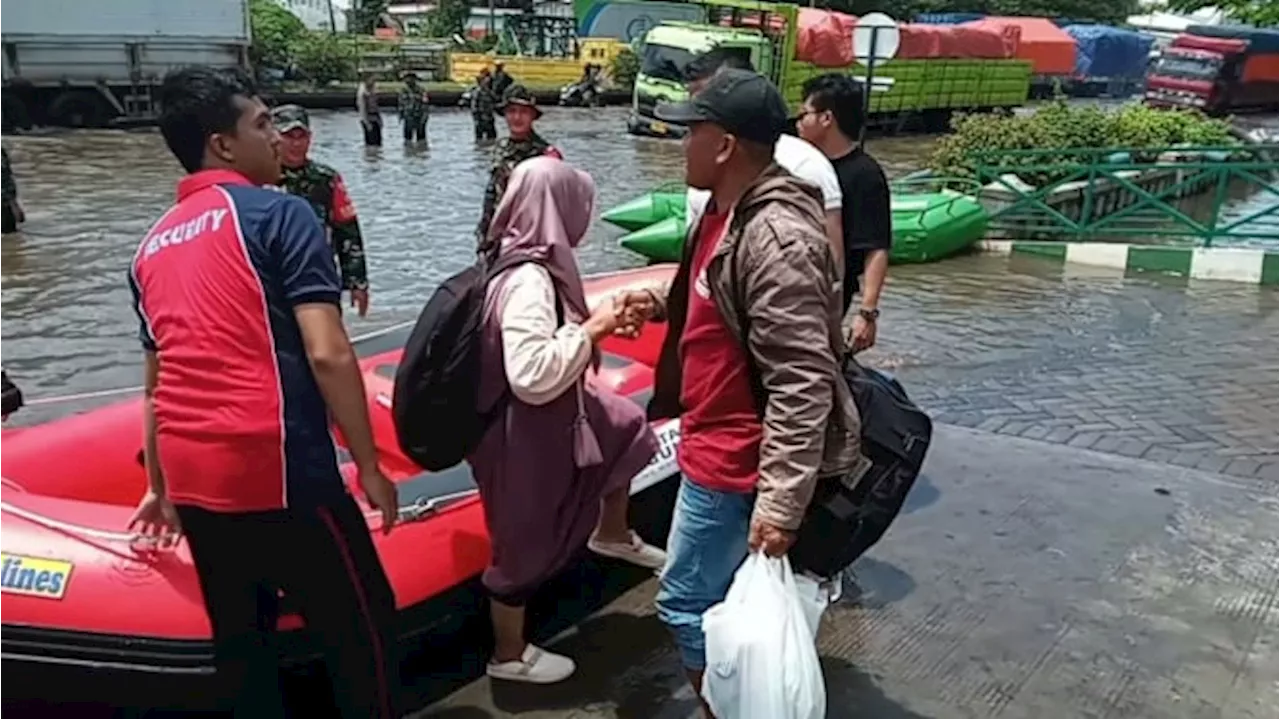 Banjir Pantura Semarang, Pasien Diangkut Perahu Karet Masuk ke Rumah Sakit