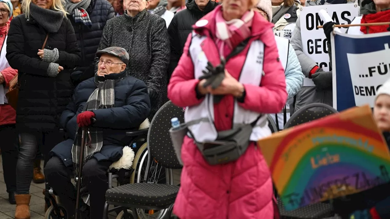 Gegen Rechtsextremismus demonstriert: Holocaust-Überlebender und Fotograf setzen Zeichen