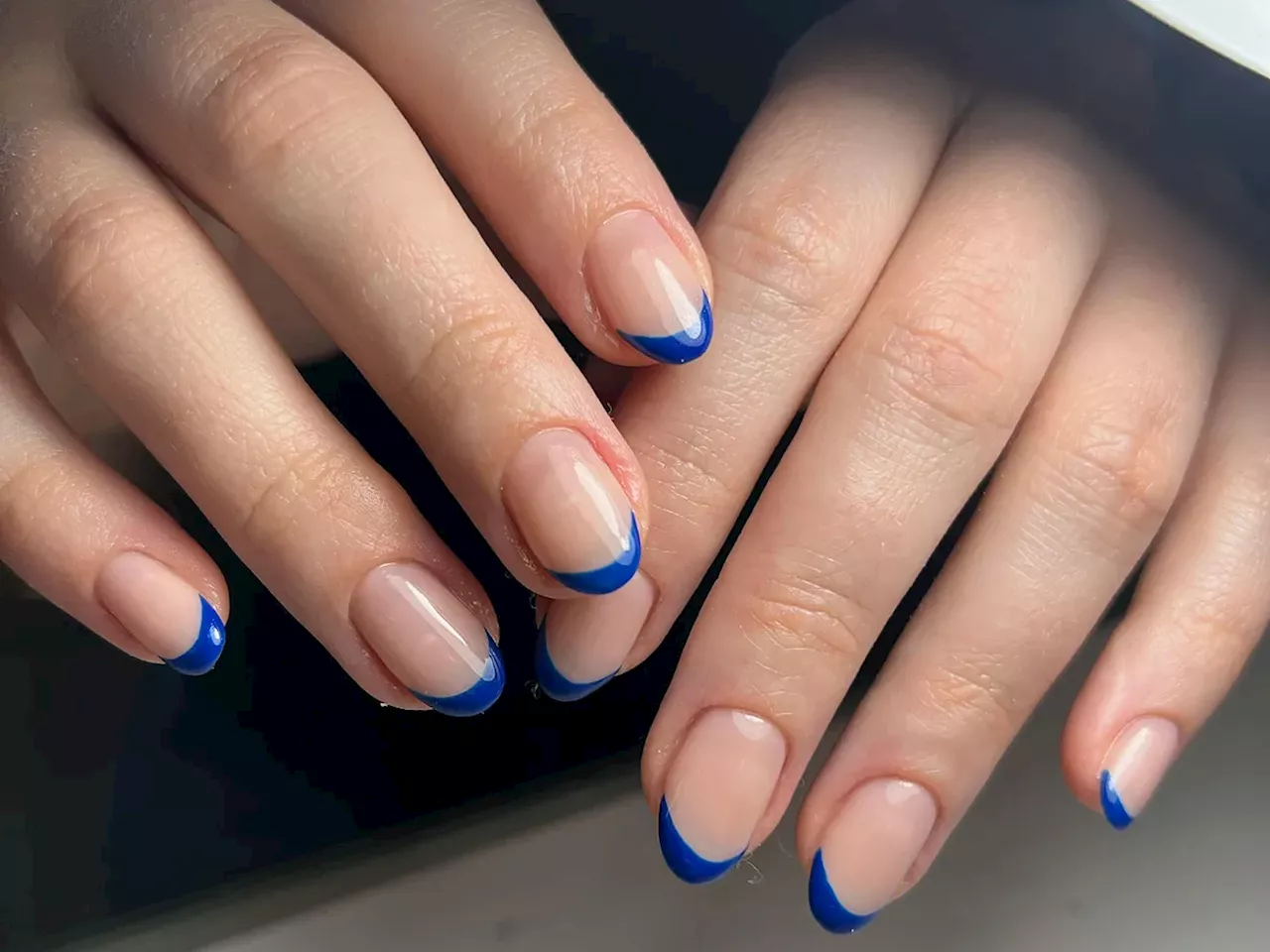 Uñas francesas cortas: 13 diseños originales para ir la moda con esta manicura en 2025