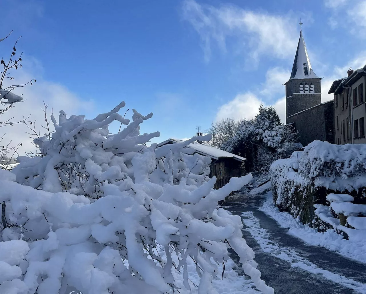 Lyon sous la grisaille, les Monts du Lyonnais sous une épaisse neige