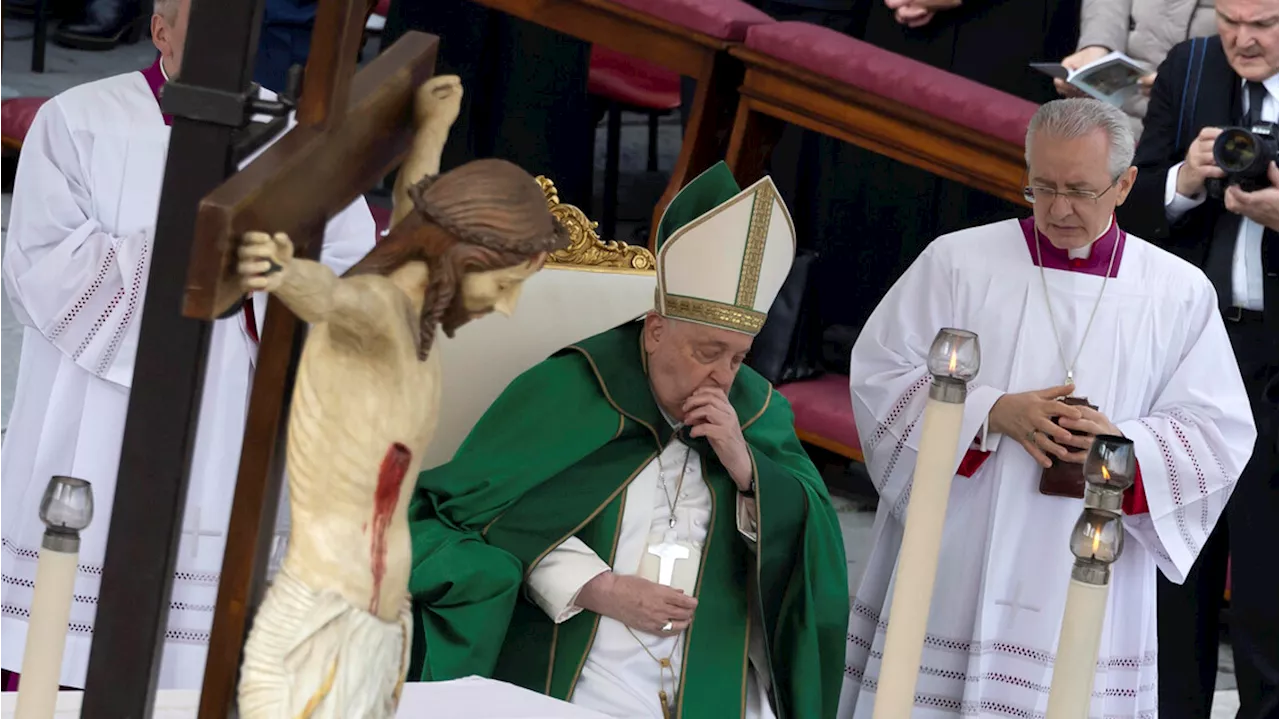 Il Papa: 'Ho difficoltà nel respiro', e interrompe l'omelia