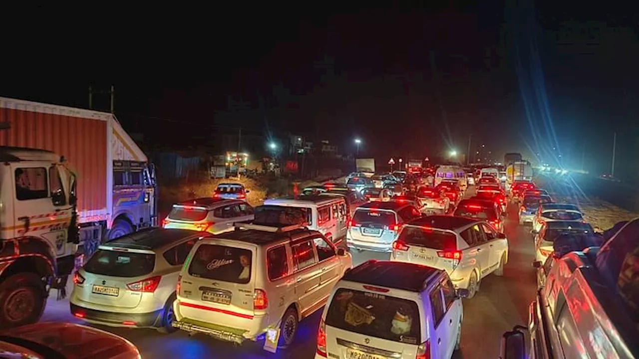 Mahakumbh Traffic Update: प्रयागराज जाने वाले रास्तों पर कई किलोमीटर लंबा जाम, फंसे हजारों वाहन