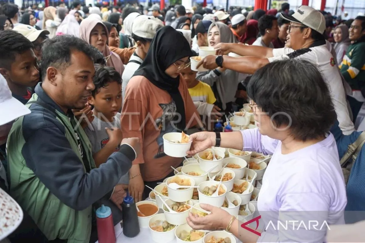 Warga Samarinda Ramai Ikuti Jalan Sehat dan Makan Gratis