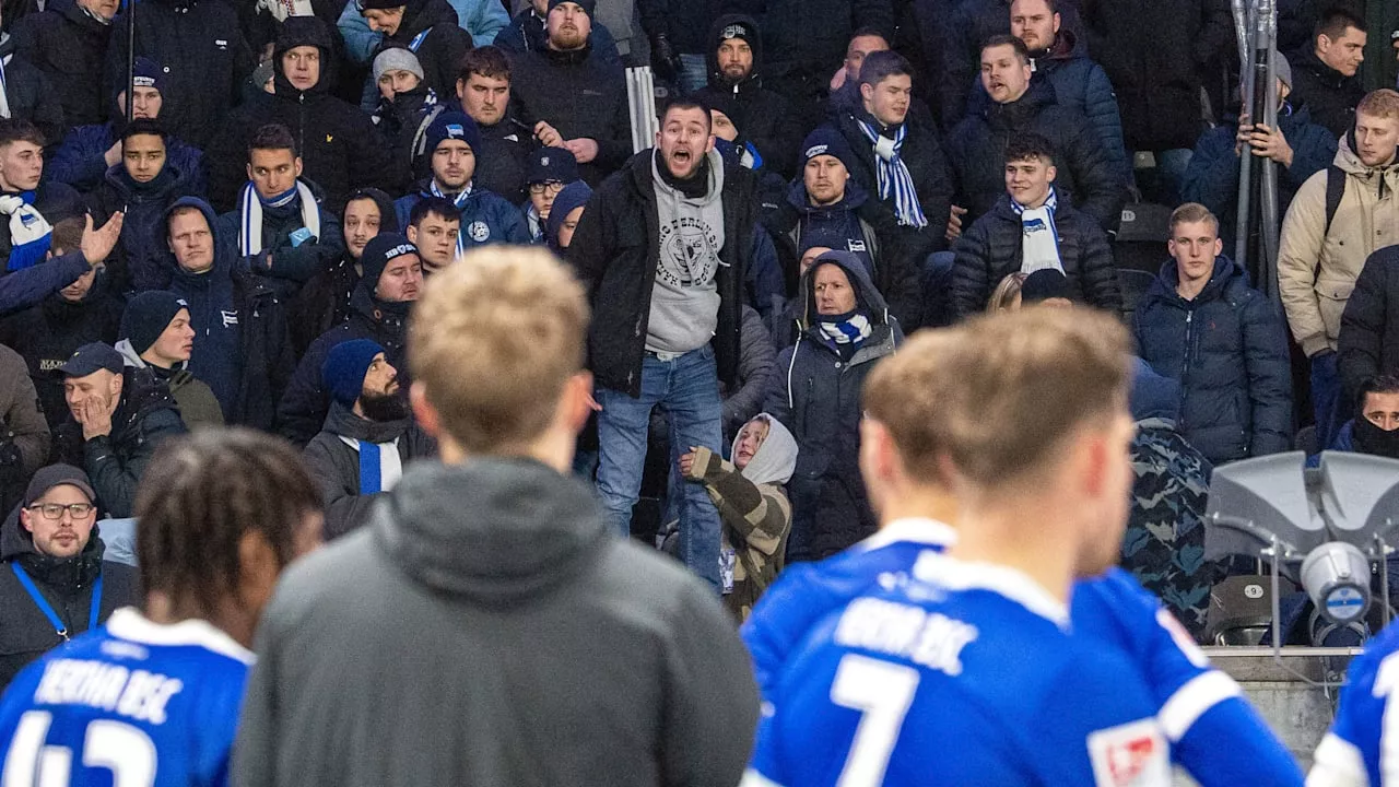 Hertha BSC: Pfiffe & Becherwürfe! Fans sauer auf Team und Trainer Fiel