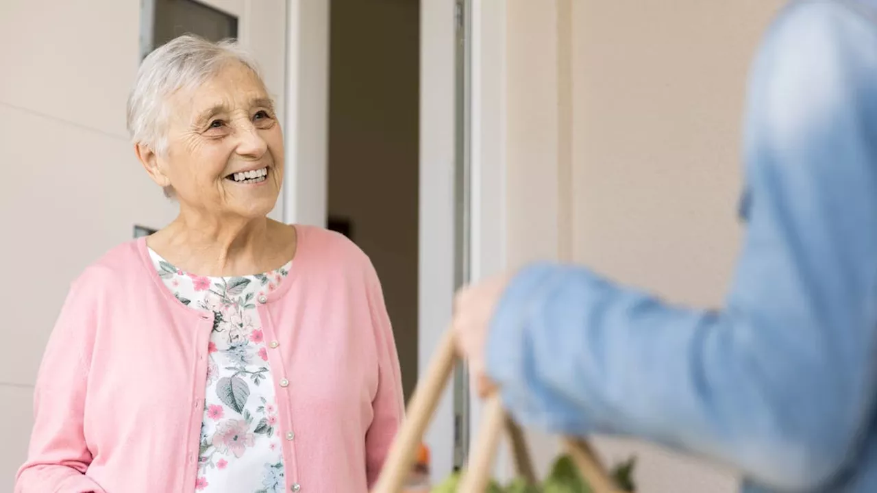 Lieferfahrer zeigt sich der Seniorin nass und nackt