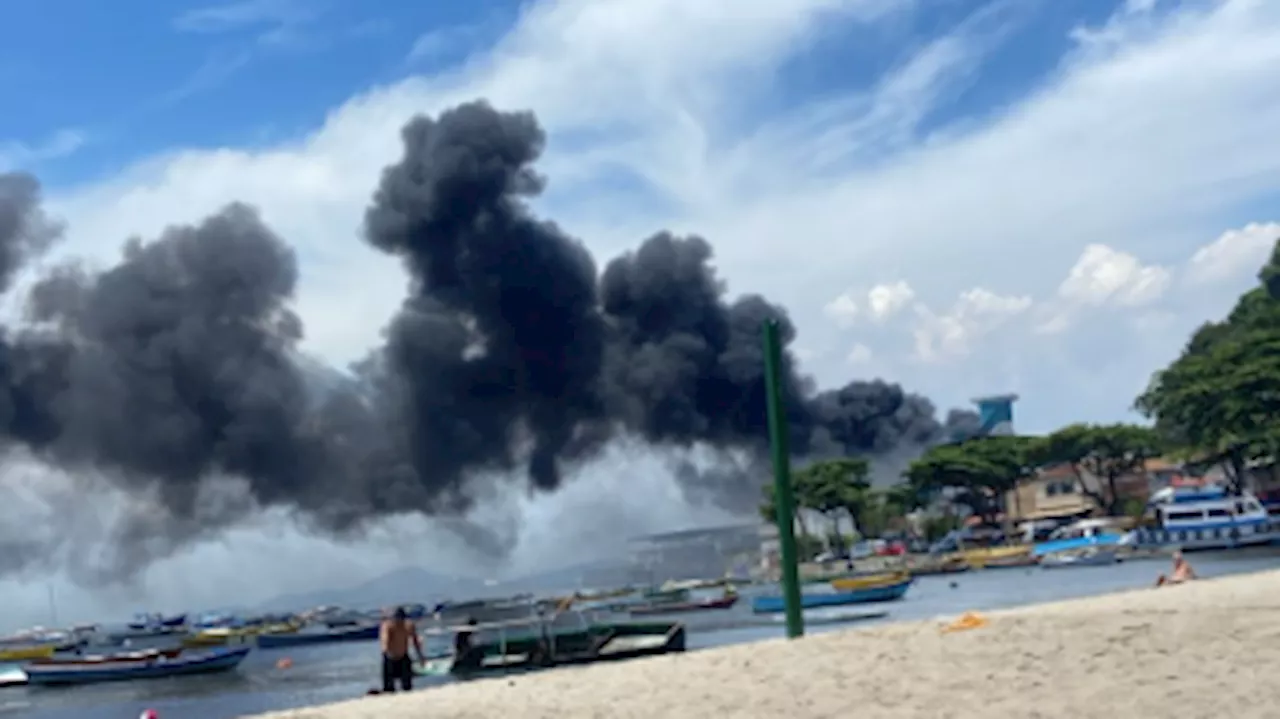 Incêndio em Fábrica de Óleo na Ilha do Governador é Controlado