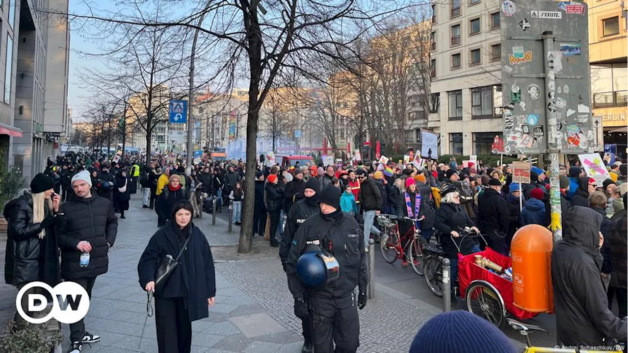 Демонстрации против радикальной миграционной политики в Берлине