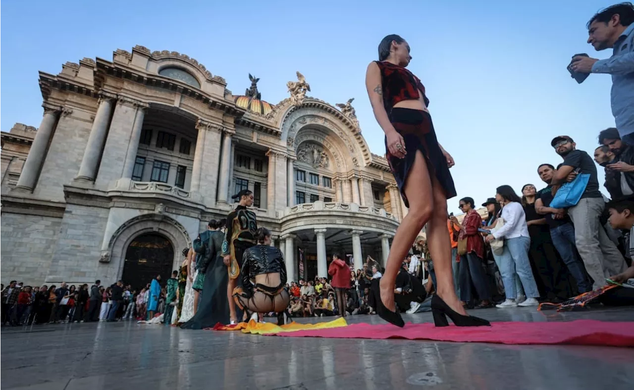 Desfile de moda toma por sorpresa al Palacio de Bellas Artes