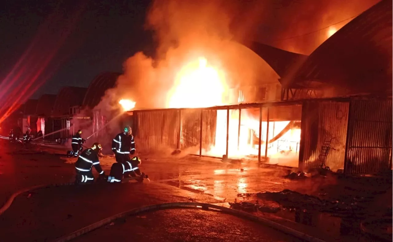 Incendio en la Central de Abastos de la Ciudad de México deja 5 bodegas calcinadas