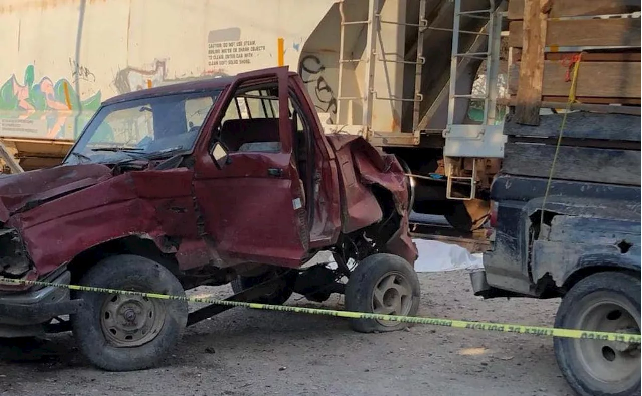 Muere hombre en Tamaulipas al intentar ganarle el paso al tren a bordo de su camioneta; vehículo queda destrozado