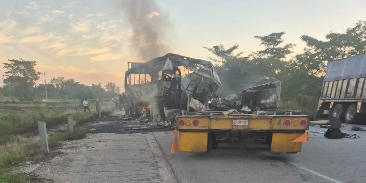 Choque de autobús y camión deja 41 muertos en Tabasco