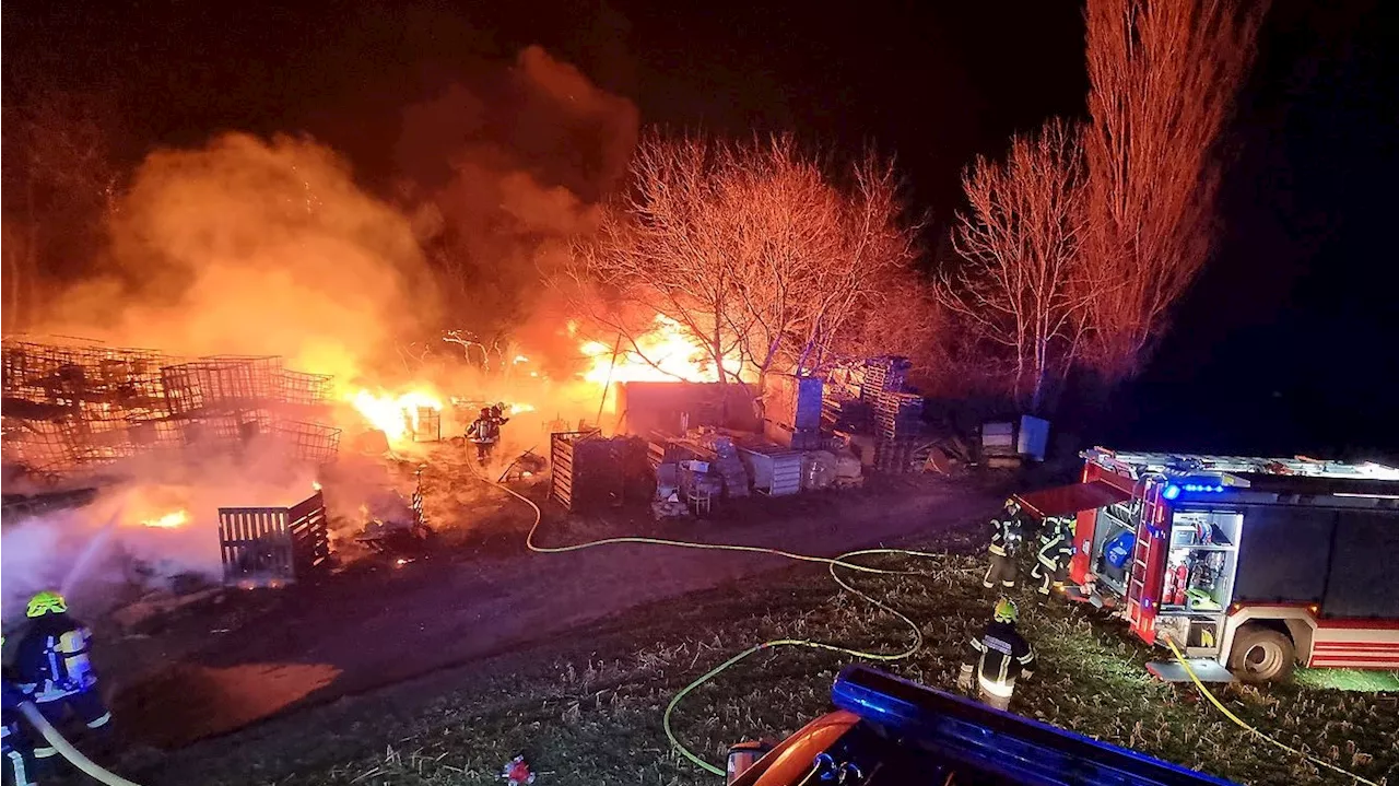  Meterhohe Flammen! Großer Einsatz auf Lagerplatz