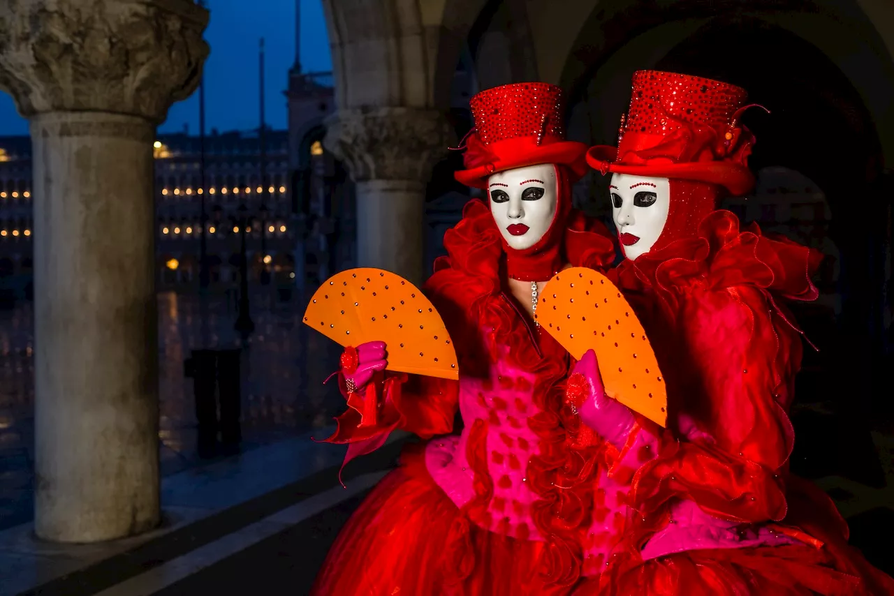 Carnevale a Venezia, via dalla pazza folla tra hotel di lusso e peccati di gola