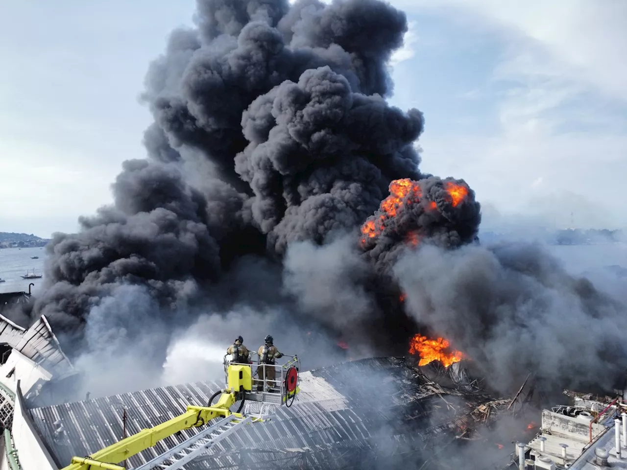 Grande Incêndio na Fábrica de Óleo na Ilha do Governador