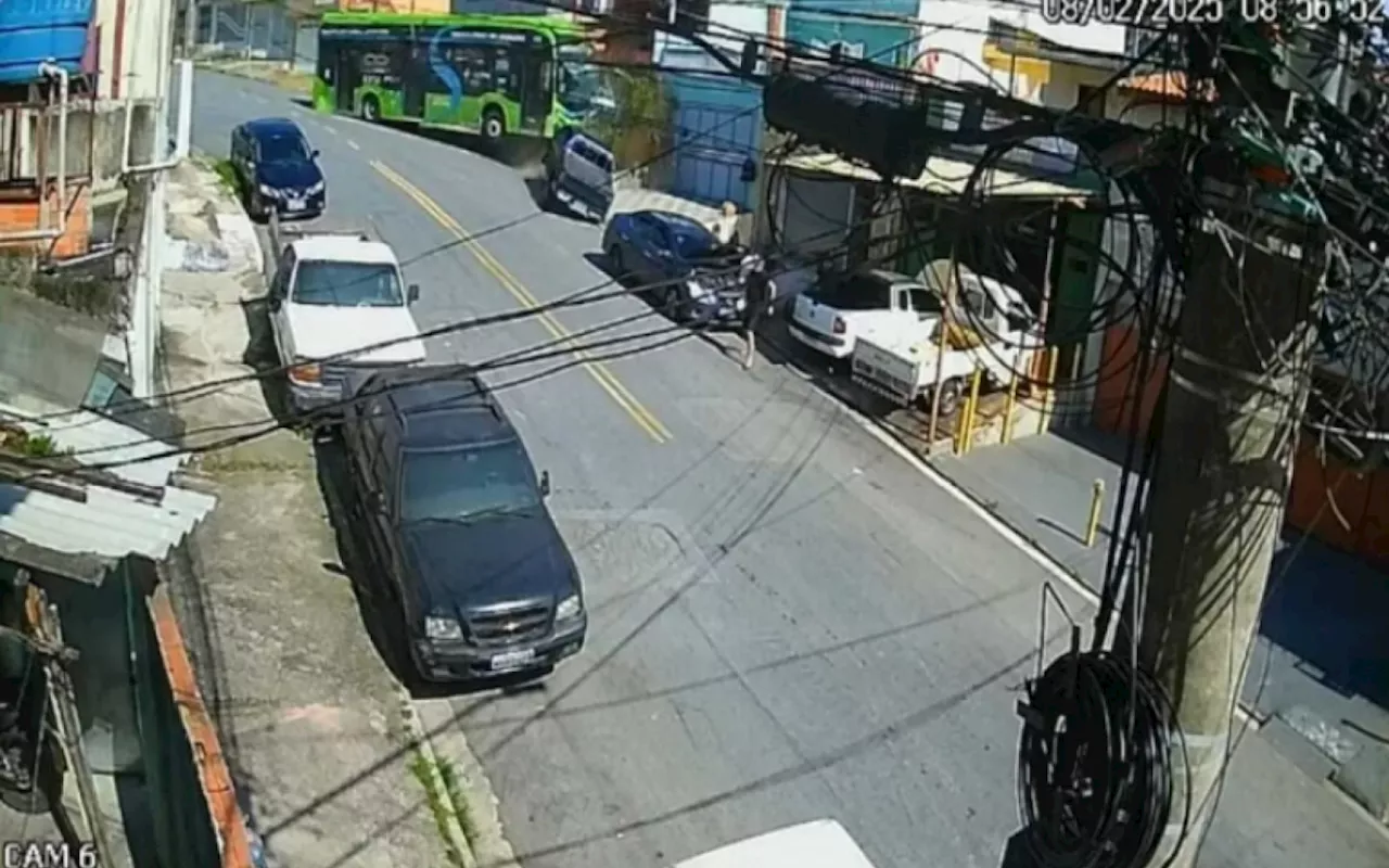 Ônibus descontrolado colide com veículos, atinge imóvel e derruba árvore em SP