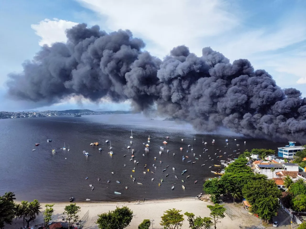 Bombeiros informam que incêndio na fábrica de óleo da Ilha do Governador foi controlado