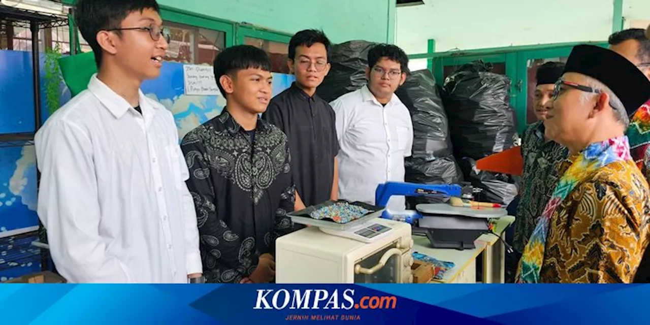 Siswa SMA Negeri 7 Banjarmasin Ubah Botol Plastik jadi Gantungan Kunci dan Ecobrick