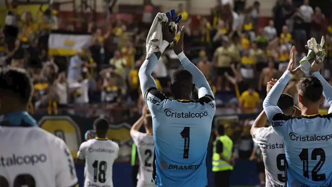 Goleiro Caíque sofre racismo em jogo do Catarinense