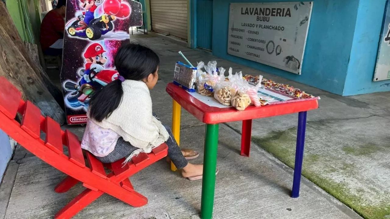 Niña vende dulces para ayudar a su familia tras la tragedia de Caballo Blanco