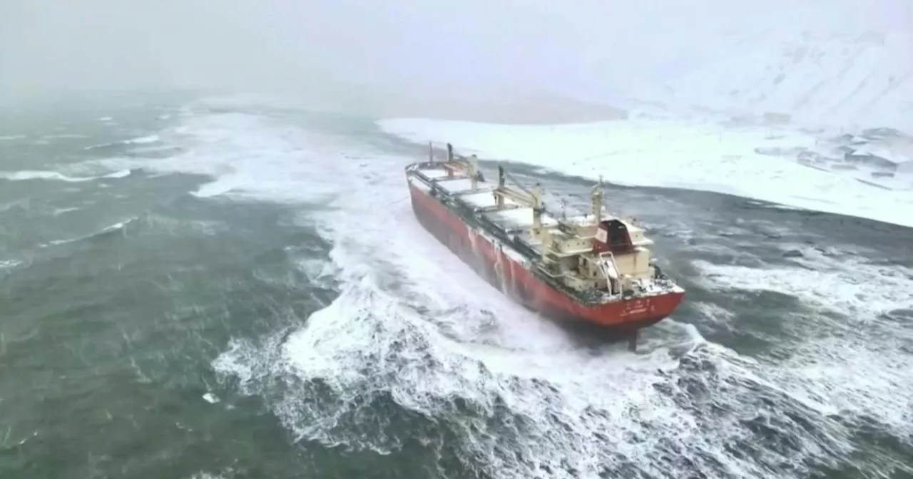 Russie: Les images impressionnantes d’un cargo chinois échoué en mer du Japon, avec 706 tonnes de fioul à bord