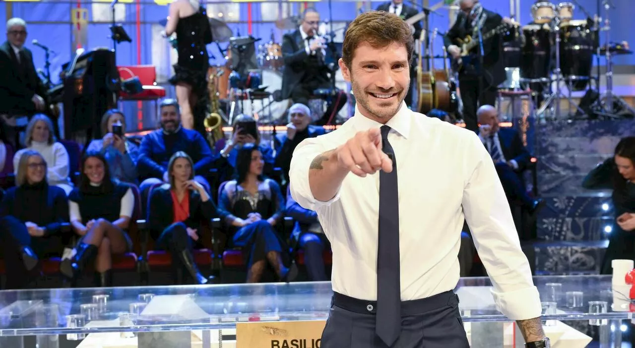 Affari Tuoi, Gaetano nuovo protagonista: il pacchista conquista il pubblico (e Stefano De Martino). «Lo voglia