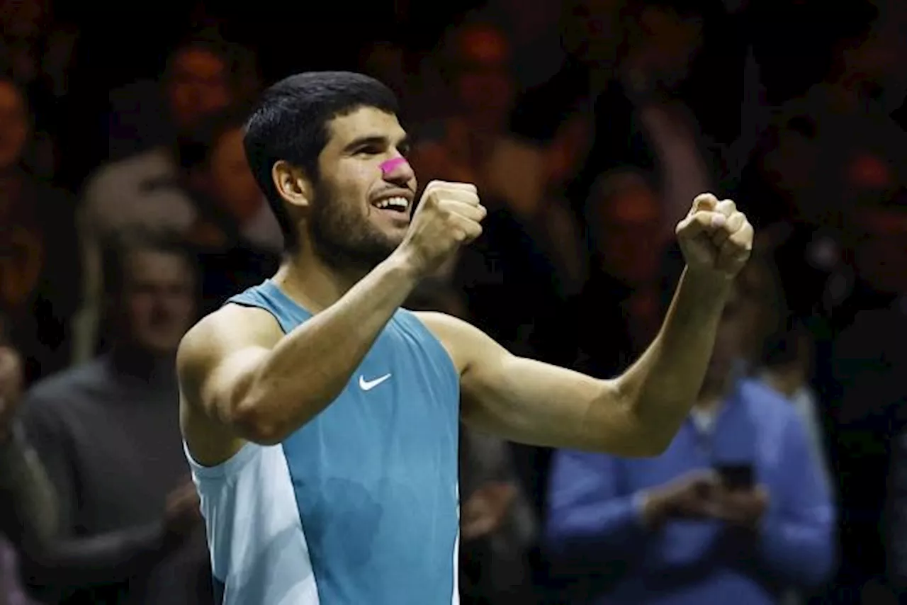 À Rotterdam face à Alex de Minaur, Carlos Alcaraz remporte son premier titre en indoor