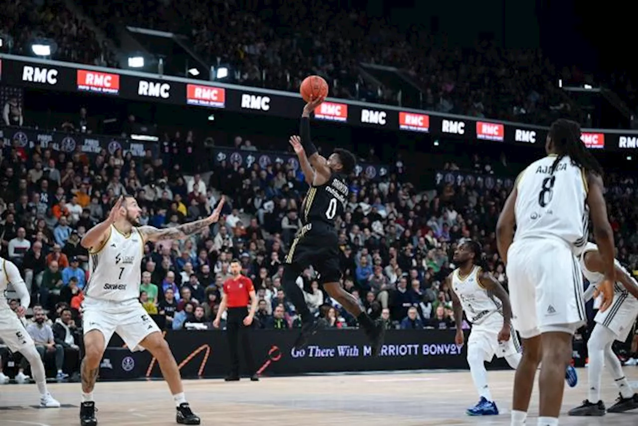 Paris Basket s'impose face à l'Asvel et rejoint Cholet en tête du classement