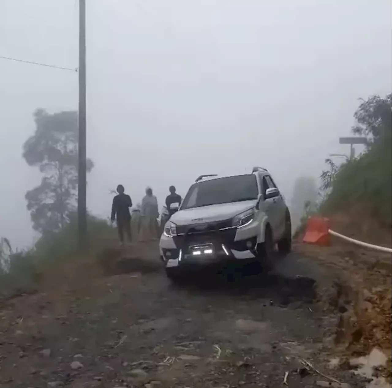 Jalan Penghubung Pekalongan-Banjarnegara Ambles, Logistik ke Korban Longsor Terhambat