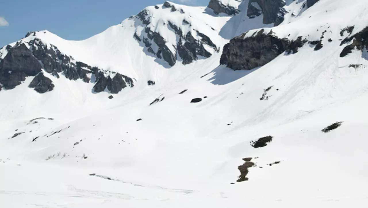 Tragédie en Montagne: Un Skieur Décédé Après Une Chute de 200 Metres