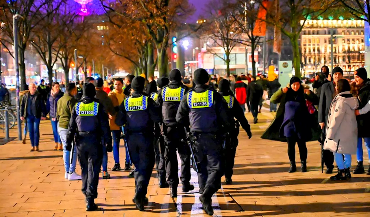 Großrazzia in Hamburg: Polizei findet Drogen und Messer in Taschen von Reisenden