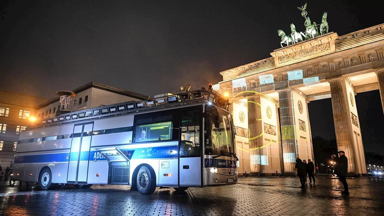 Polizei beschlagnahmt Gefährt von Aktionskünstlern bei Demo gegen Rechtsruck in Berlin