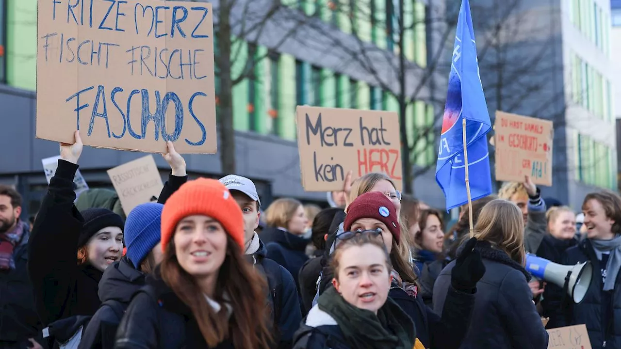 Nordrhein-Westfalen: Erneut Tausende bei Demos gegen rechts am Wochenende in NRW